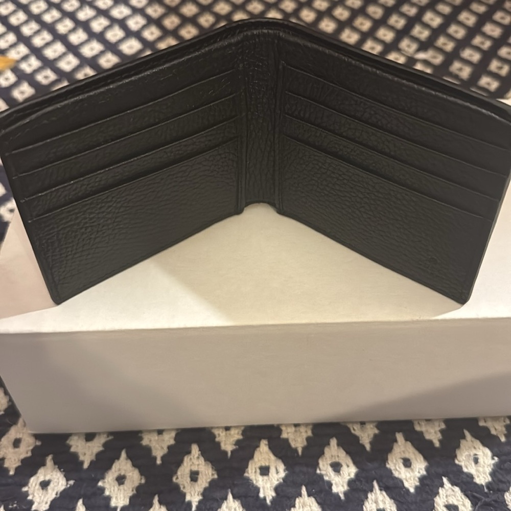 NWOT Men’s JUMBO GG WALLET
COA INCLUDED - Picture 7 of 7